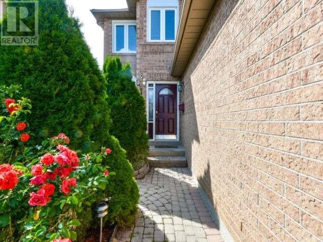 10 Banner Rd, Brampton, Ontario  L6X 4K6 - Photo 3 - W4535972