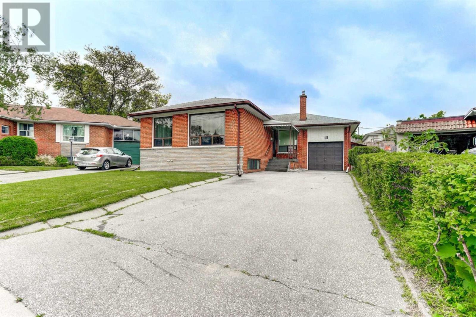 5 Fingal Pl, Toronto, Ontario  M9V 2V4 - Photo 2 - W4536590