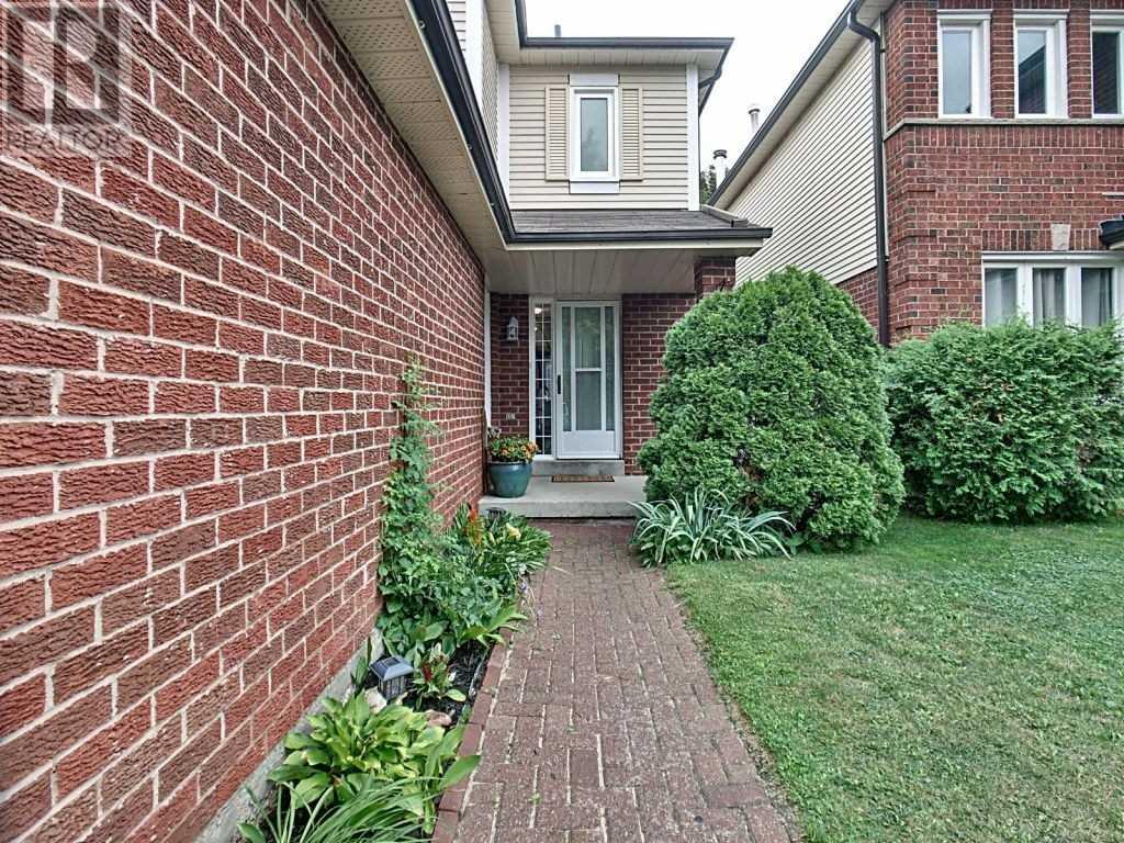 7 Melborne Crt, Whitby, Ontario  L1R 1S2 - Photo 2 - E4542022