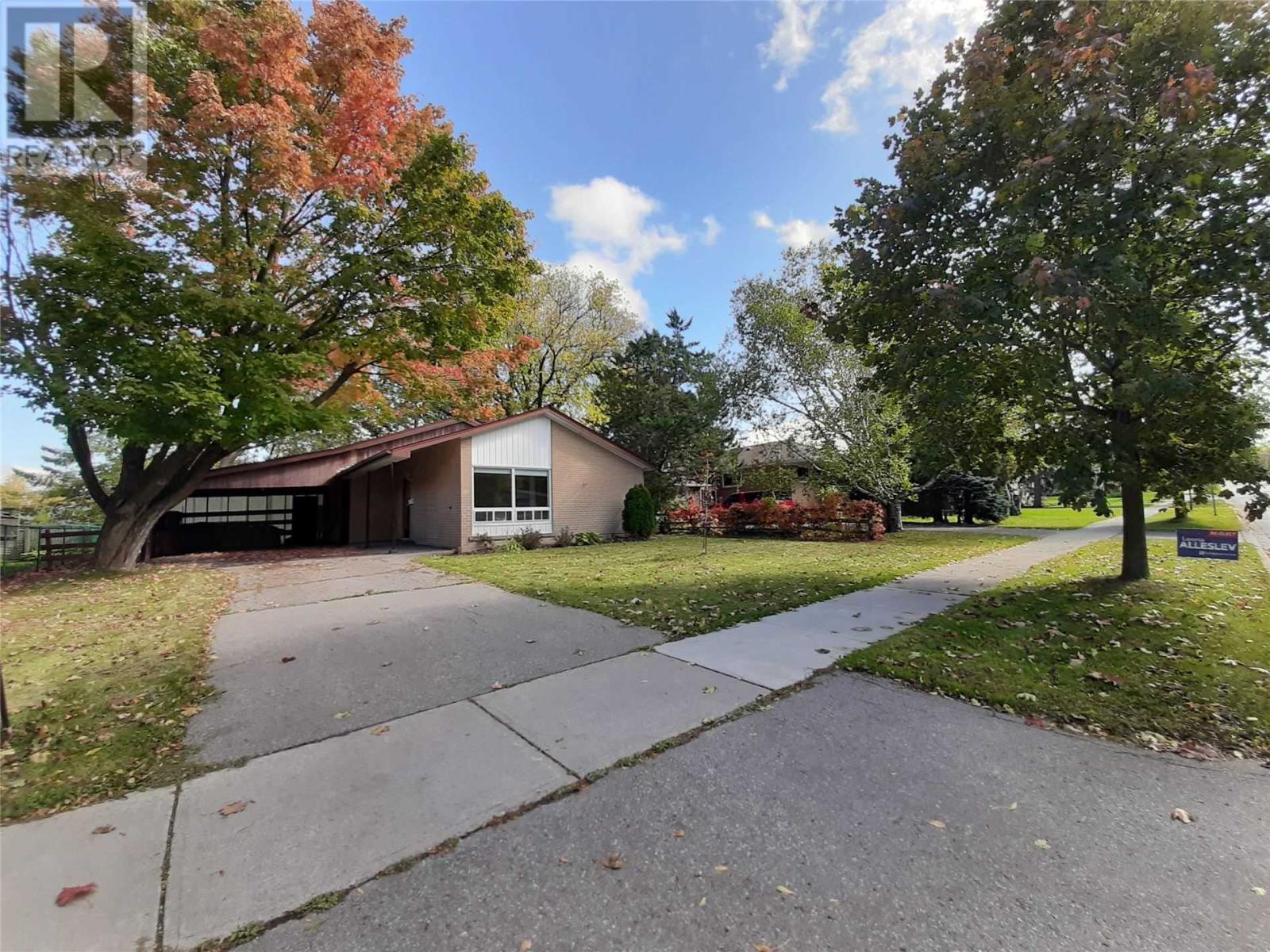 11 SEATON DR, aurora, Ontario