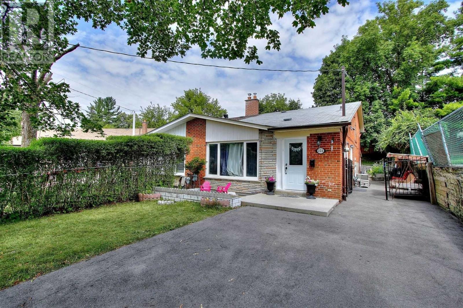 223 Verobeach Blvd, Toronto, Ontario  M9M 1R4 - Photo 1 - W4549120