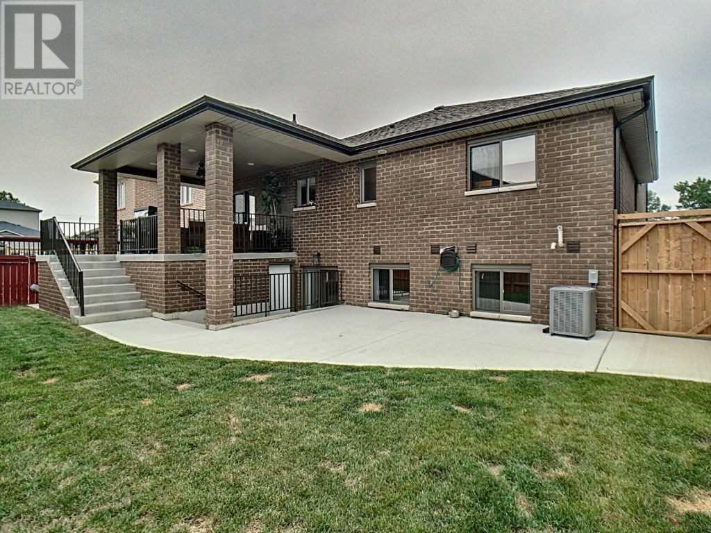 398 Hamner Circ, Windsor, Ontario  N9E 4P9 - Photo 2 - X4555786