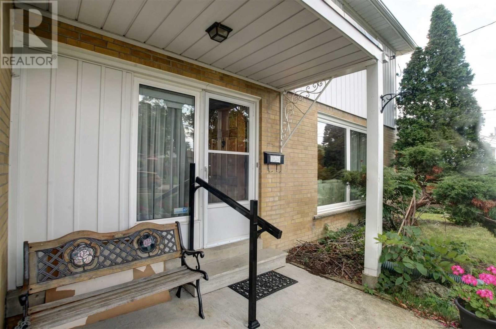 15 Hackmore Ave, Toronto, Ontario  M9W 3W2 - Photo 2 - W4560023