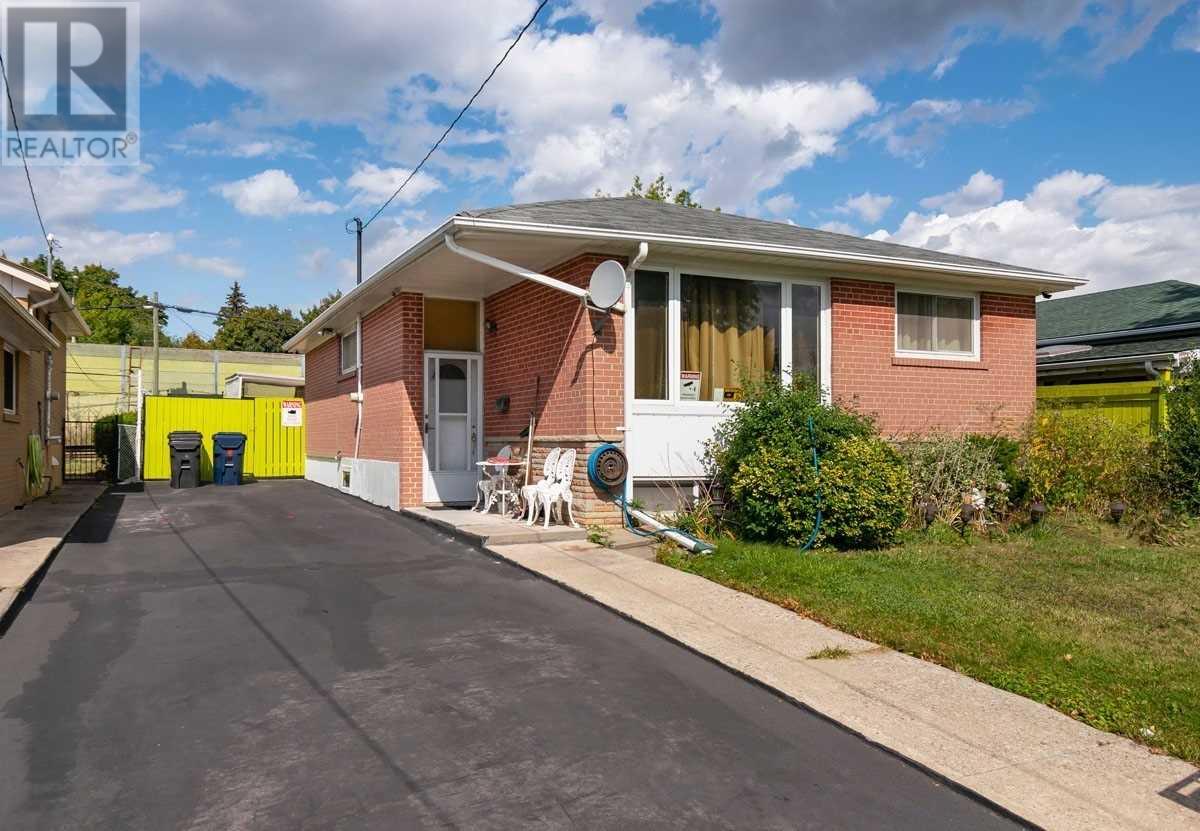 131 Taysham Cres, Toronto, Ontario  M9V 1X4 - Photo 1 - W4574024