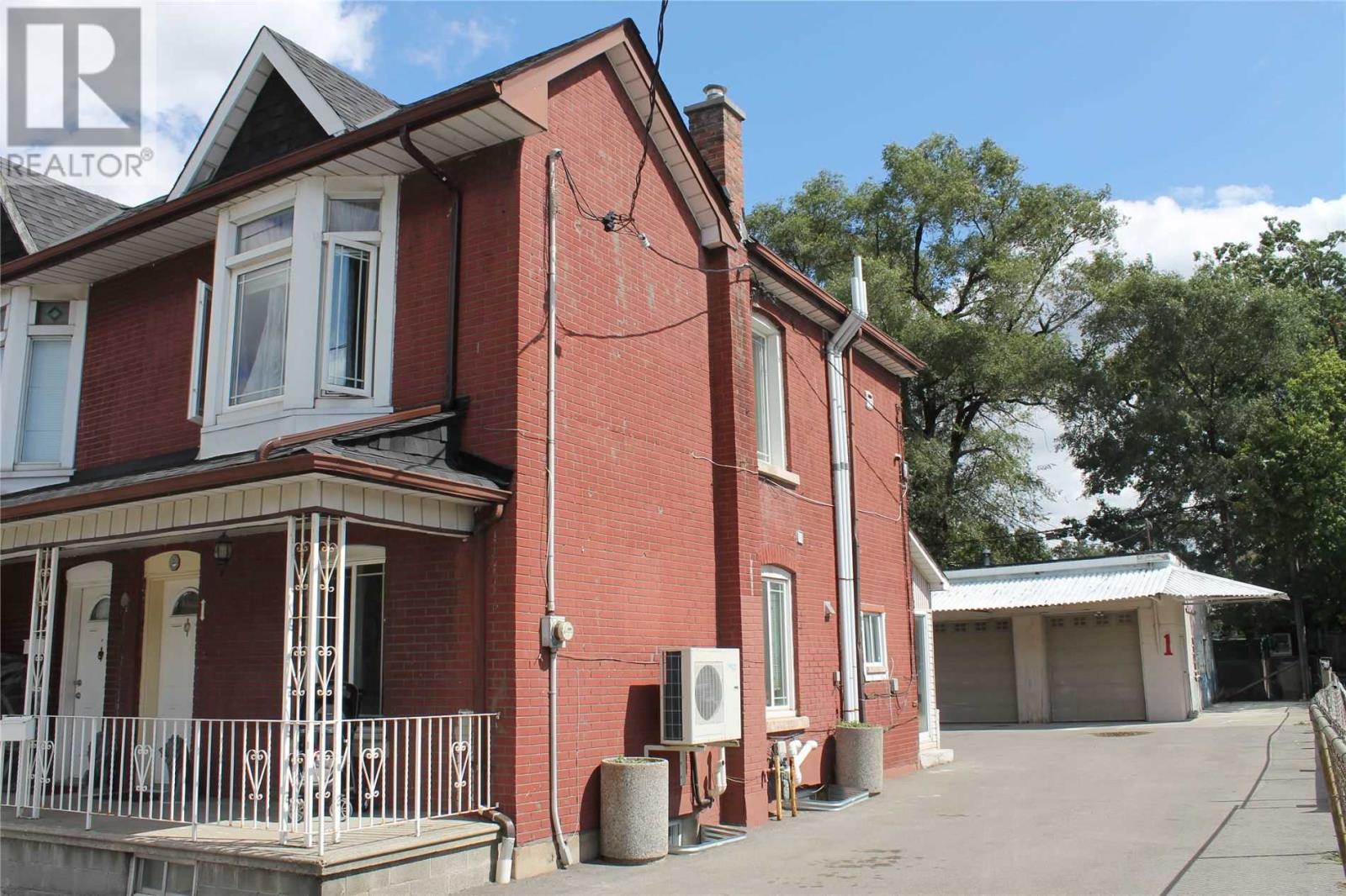 1 Ray Ave, Toronto, Ontario  M6M 2A7 - Photo 2 - W4575127