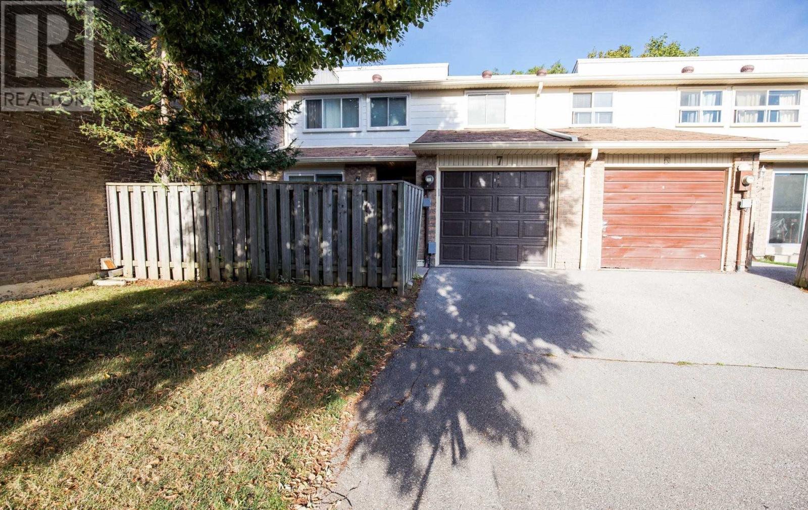 7 LOG FERNWAY, toronto, Ontario