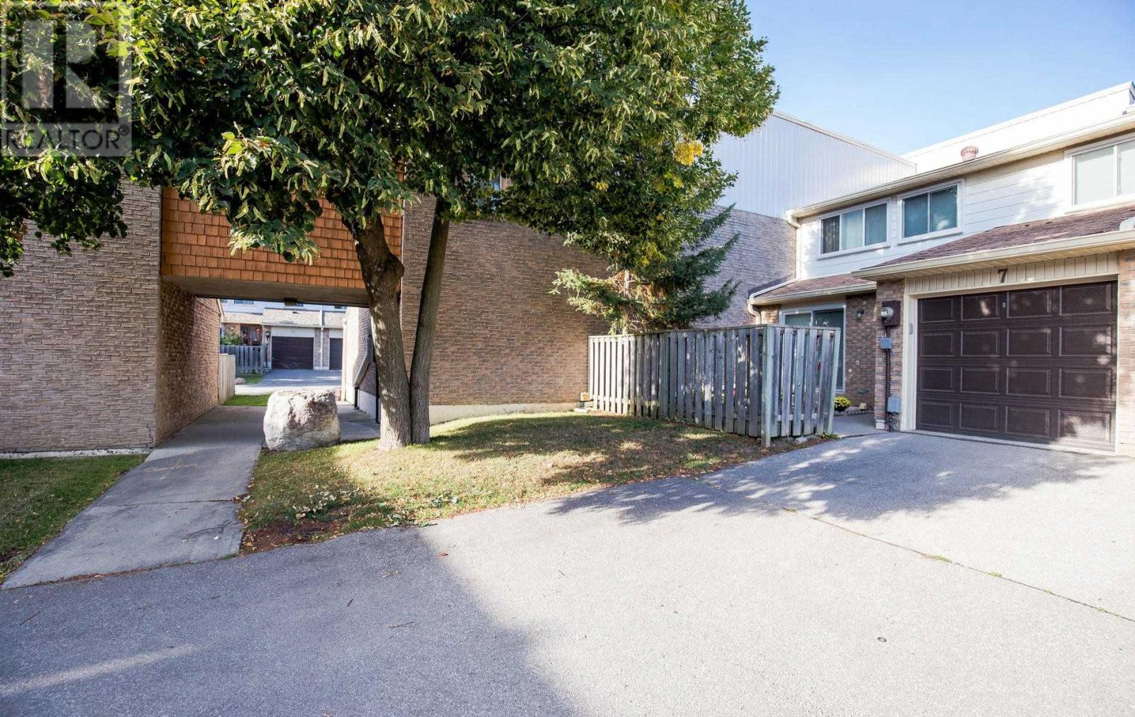 7 Log Fernway, Toronto, Ontario  M2J 4M7 - Photo 2 - C4577026