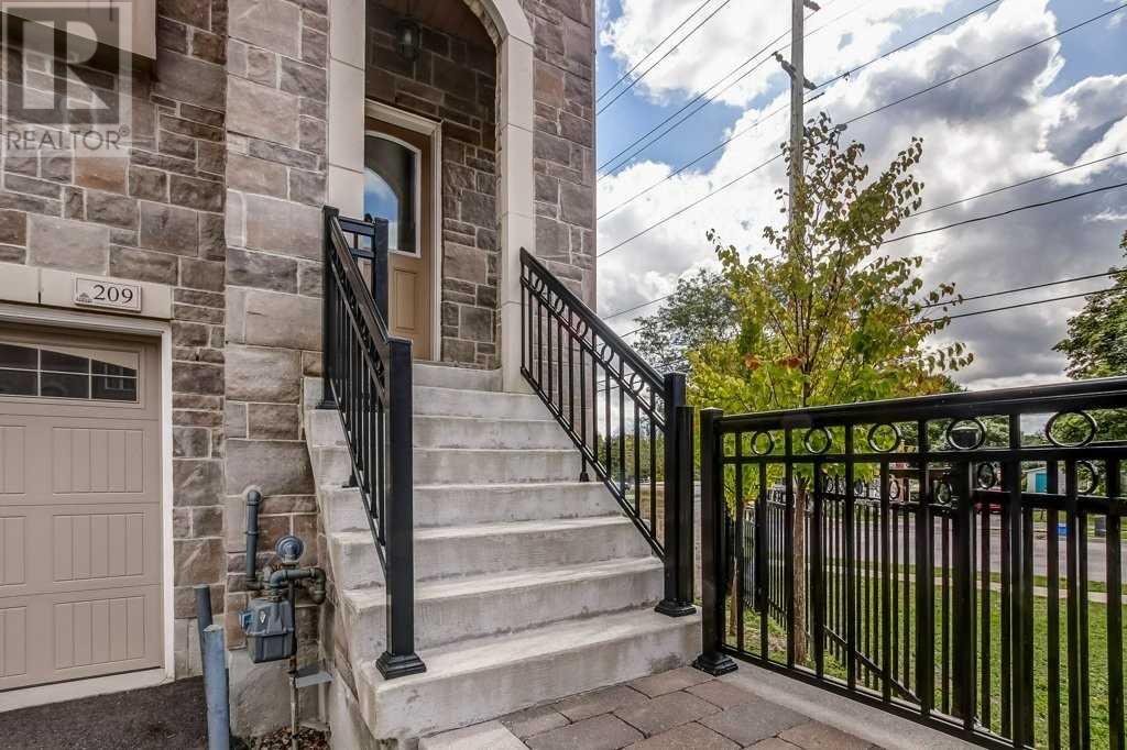 209 Appleton Crt, Newmarket, Ontario  L3Y 0B8 - Photo 3 - N4588955