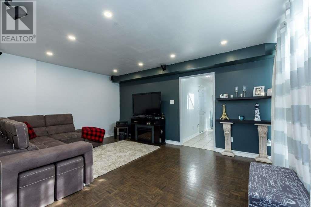 22 Norman Wesley Way, Toronto, Ontario  M3M 3H4 - Photo 4 - W4590637