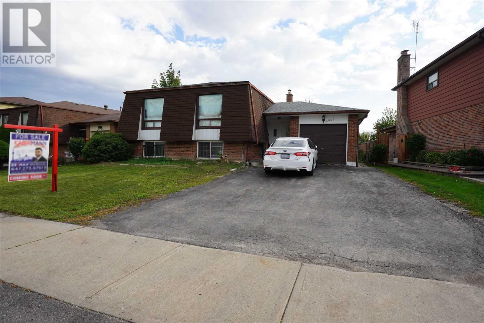 3906 Brandon Gate Dr, Mississauga, Ontario  L4T 3N8 - Photo 2 - W4593835