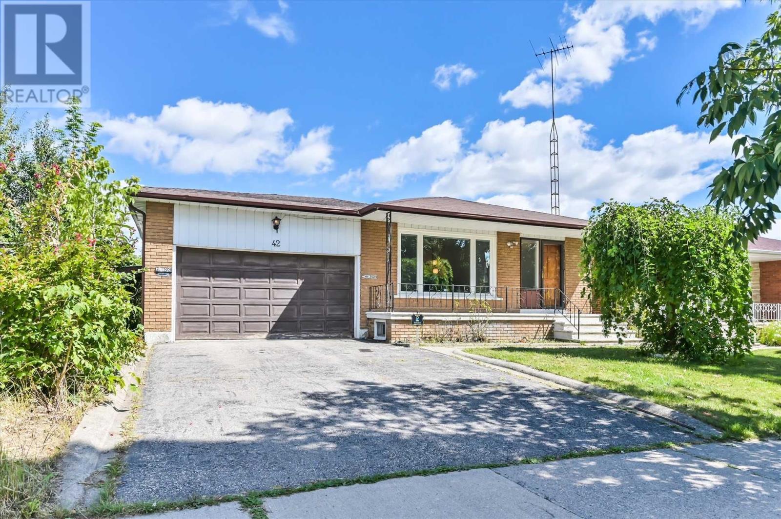 42 Collingdale Rd, Toronto, Ontario  M9V 3R1 - Photo 1 - W4597930