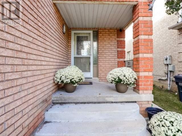 3835 Forest Bluff Cres, Mississauga, Ontario  L5N 7V1 - Photo 3 - W4599569