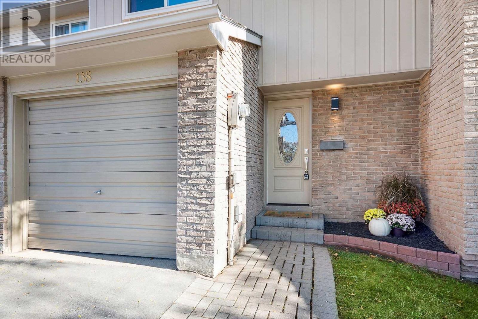 #138 -1520 Lancaster Dr, Oakville, Ontario  L6H 2Z2 - Photo 2 - W4603380