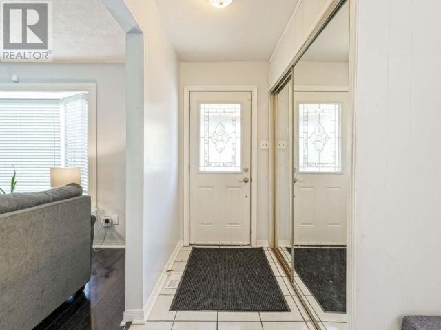 165 Earnscliffe Circ, Brampton, Ontario  L6T 2B6 - Photo 3 - W4605277