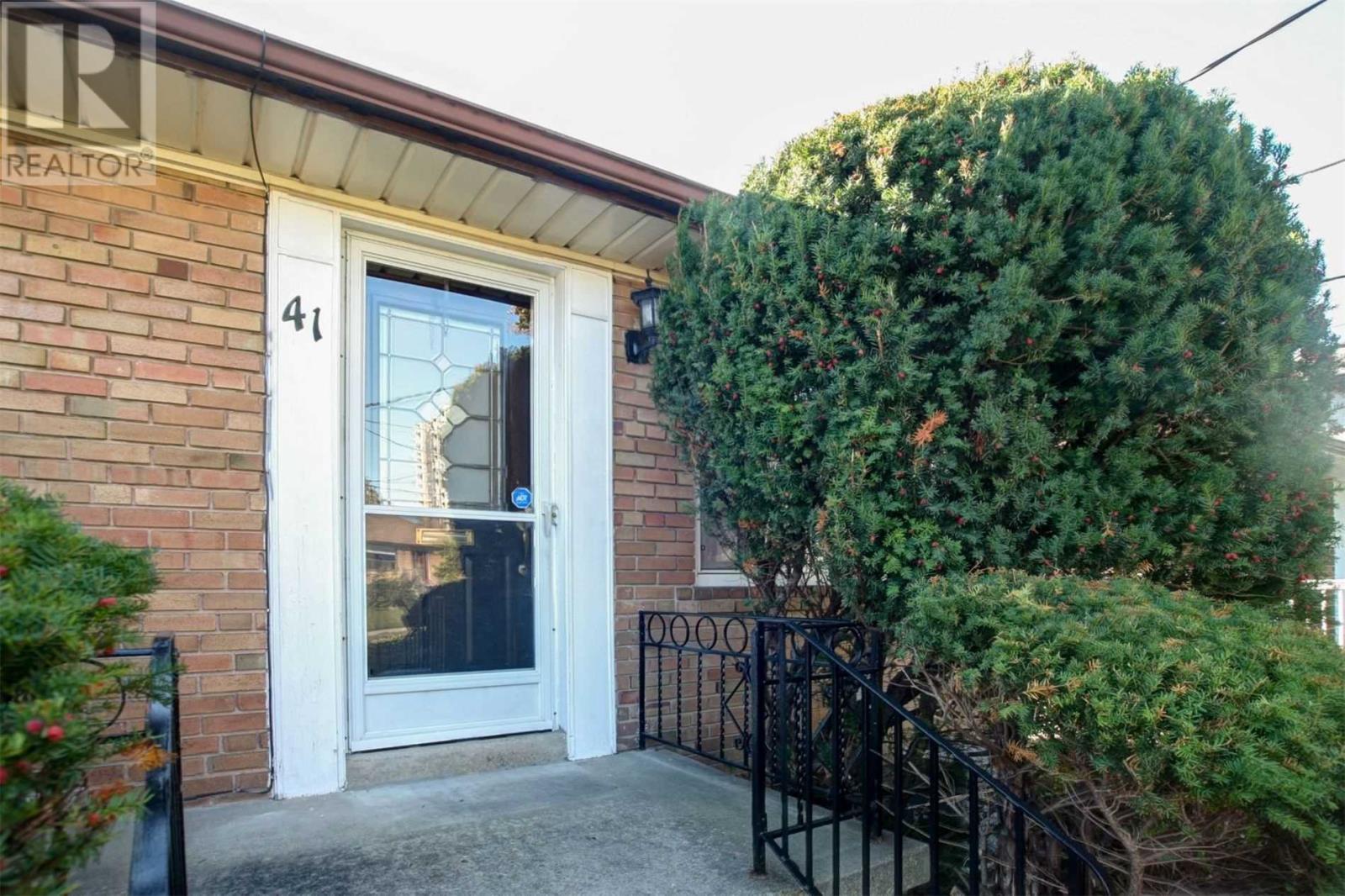 41 Beckett Ave, Toronto, Ontario  M6L 2B3 - Photo 3 - W4607419