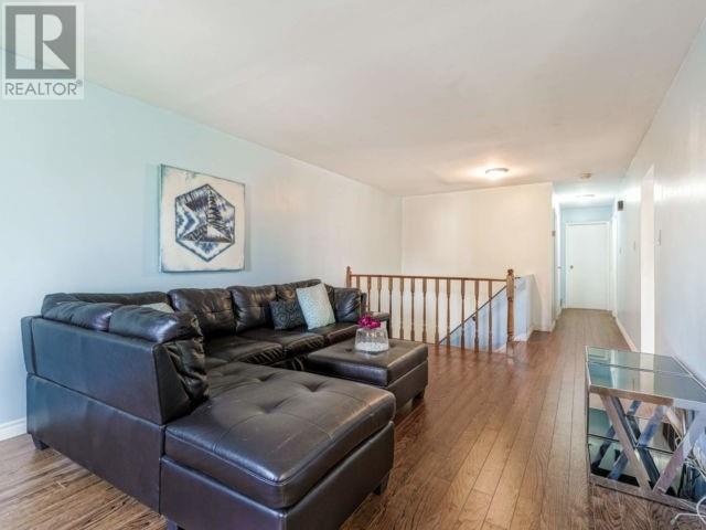 6 Salisbury Circ, Brampton, Ontario  L6V 2Z6 - Photo 5 - W4608464