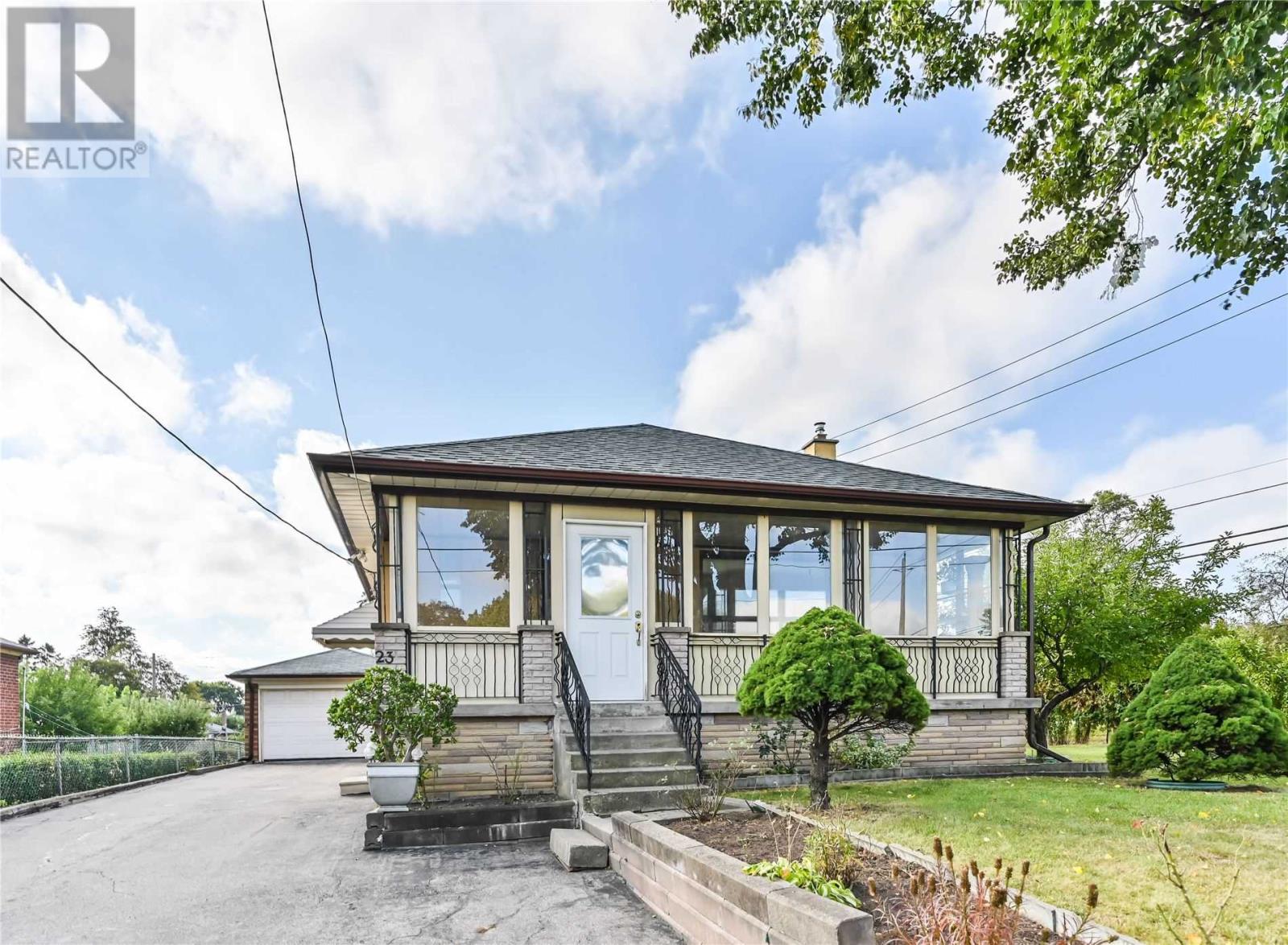 23 Meadow Lane Ave, Toronto, Ontario  M3L 1B9 - Photo 2 - W4608522