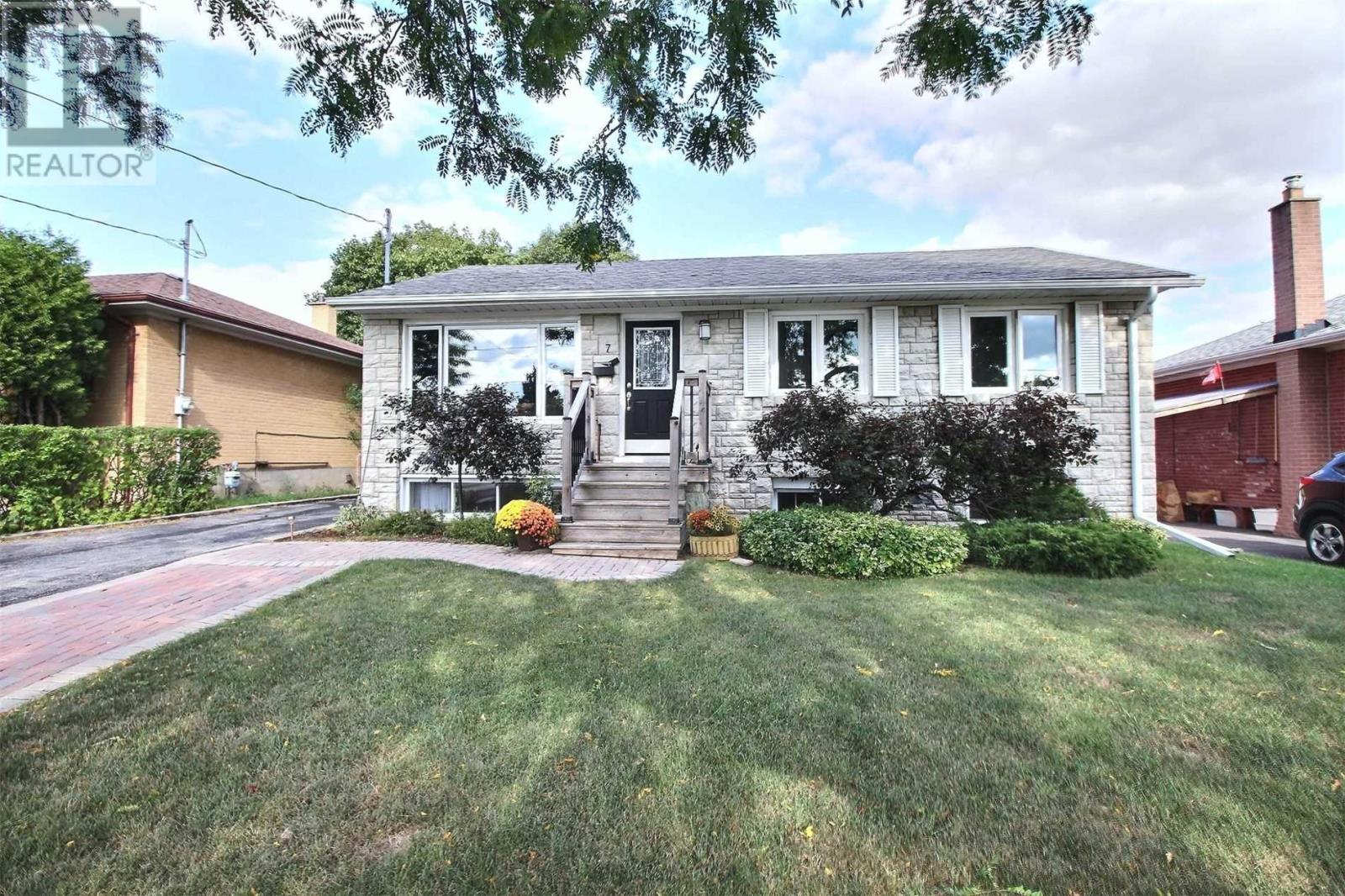 7 Mcmanus Rd, Toronto, Ontario  M9P 2J9 - Photo 1 - W4613258